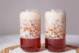 教你自制桃胶枸杞奶茶，养颜又养生，比奶茶店便宜还好喝！视频封面