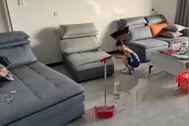 6岁儿子趁妈妈午睡，将家里打扫得一尘不染，网友纷纷排队认亲家视频封面