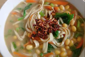 农村妈妈教你做家常版糊涂面条，原来做法好简单，美味可口还营养