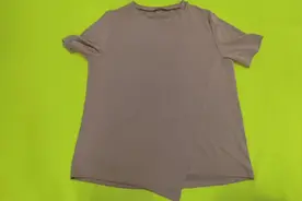 圆领T恤衫领口太小，改成v字领不光变大，还挺时尚