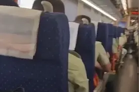 坐高铁发现车厢里全是退伍兵，迷妹为看兵哥哥来来回回走了3趟视频封面