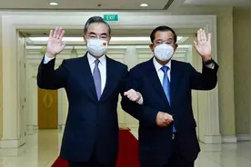 刚从越南离开，王毅就收到柬埔寨送的大礼，洪森当场对华许下承诺视频封面
