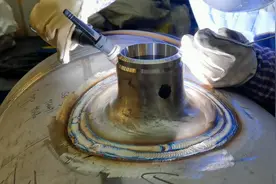 不锈钢鱼鳞焊很难？工资一天500大师傅现场操作，网友：太漂亮了视频封面