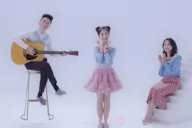 一首《你笑起来真好看》三口之家，唱的温馨了！