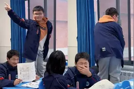 河南男生课间站椅子上跳舞，灵活扭动身体气氛瞬间拉满：社牛症视频封面