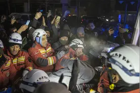 土耳其70岁老人被困废墟122小时后获救 出来第一句话:这是人世吗?视频封面