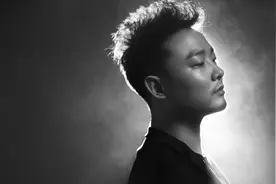 曾一鸣一曲《不值得》,深情温柔的声音,勾起粉丝回忆!