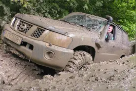 日产途乐Y61的越野能力有多强？陷入泥坑瞬间一目了然！