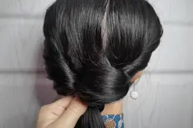 日常盘发就这么简单，扎两个小马尾就搞定，发型端庄优雅