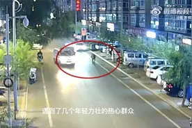 公牛受惊路中狂奔，警民联手堵牛进角落制服视频封面