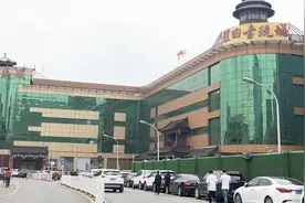 位于北京三环路的十里河古玩城，一起进去转转