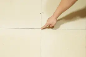 清理瓷砖缝隙的小技巧，缝隙里的污垢清理的干干净净，简单实用视频封面