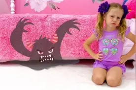 外国小女孩和爸爸在一个有趣的房子里吃东西，好玩有趣视频封面