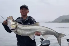 100块都不舍得花，还想从老板娘那里顺手牵点啥，这是什么境界