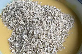 把酸奶倒进燕麦里，做最简单的面包，无需揉面，减脂减重的好主食