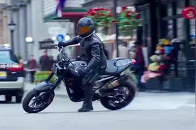 摩托车与小车速度追逐中，你更喜欢谁视频封面