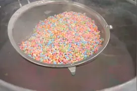 你知道孩子们最爱的“珍珠冰淇淋”是怎么做的吗？五颜六色一大勺视频封面