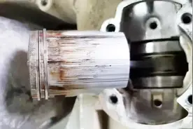 摩托车发动机拉缸修理-不加机油就是这样造成的！