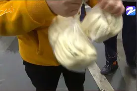 买花卷发现绿点  是霉斑还是葱花？视频封面