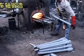 卡车车轴锻造过程，工作环境高温，噪音，重体力劳动，空气也不好