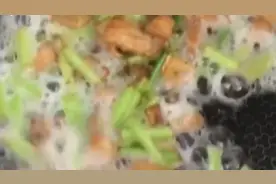 炒猪肉为何冒“白泡”，难道是泡药水了？跟着记者来看看！