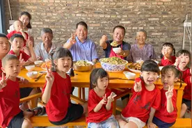 亲家带11个孙子来做客，阿胖山做酒席头牌菜来招待，真热闹！视频封面