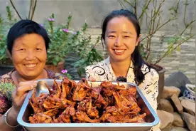 农村媳妇炸了5斤鸡锁骨，婆媳俩坐在石桌旁边，边吃边喝真带劲