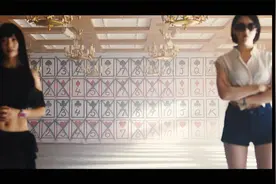 一幅巨大的扑克墙，每一张牌都代表一个致命游戏