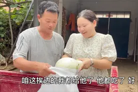 闺女回娘家看独身老爸，老爸提前包好饺子等她，还要给钱买房子视频封面