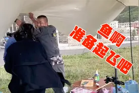 5个人做6个菜要聚餐，结果突然刮起狂风暴雨，天幕和餐桌都被吹飞视频封面