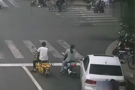 男子开车从非机动车道右转，按喇叭催促电动车还向女子吐口水视频封面