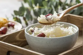 银耳滋阴润肺助消化，但医生说：好处虽多，糖尿病人却不宜多吃