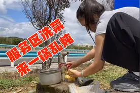 女儿跟着卡车司机老爸跑车，服务区洗菜炖猪蹄，一锅乱炖能吃一天视频封面