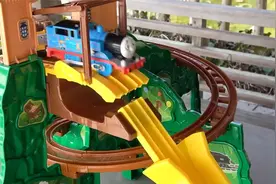 儿童喜欢的托马斯小火车盘山旋转轨道趣味滑行的火车轨道玩具滑梯视频封面