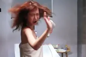 浴室版《野狼Disco》，戚薇裹着浴巾出场，拿吹风机当话筒狂甩头视频封面