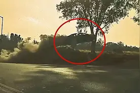 惊现“空中飞车”！实拍：司机开车走神 撞土堆瞬间腾空起飞！视频封面
