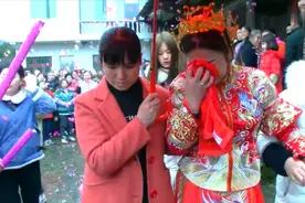 贵州农村一姑娘出嫁，舍不得离开爸妈，出门时嚎啕大哭视频封面