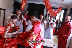 4伴娘拦住去路，伴郎要抱走伴娘，新郎各种承诺，这婚闹有意思！视频封面