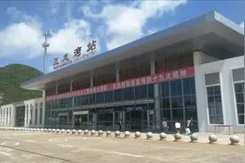 三亚亚龙湾高铁站，环境优美整洁，有浪漫之都的感觉