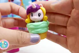 苹果嘉儿的书包里全是独角兽玩具 装上底座吧！