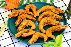油炸大虾的做法，出锅后外脆里鲜嫩，一点也不比饭店做的差
