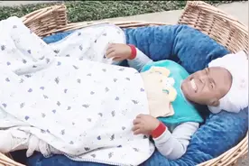 侏儒症的黑帮老大出狱后，为躲避警察，假扮成婴儿躲进一对夫妇家视频封面