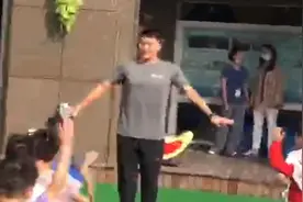 健身教练变幼师？一幼儿园猛男幼师火爆网络，本人回应来了！视频封面