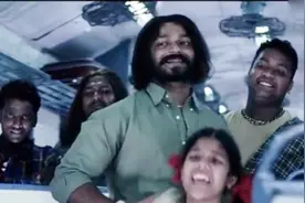 嚣张的人贩子 骗走了一群小女孩 不料在火车上遇到了一车厢的军人