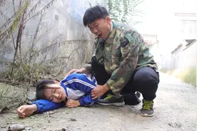 短剧：民工小伙救助晕倒的女学生，几天后被人误会偷钱，好报来了视频封面
