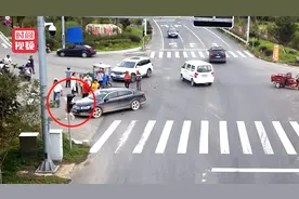 暖心！女孩遇车祸被撞飞昏迷 路过女司机挺身而出紧急送医视频封面