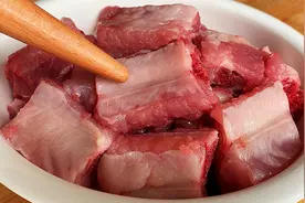 炖排骨时，切记不要直接焯水，多加2个步骤，肉不老不柴无腥味