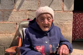 奶奶问孙子：天上有几个太阳？孙子这样回答，95岁老人无言以对