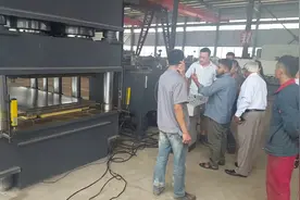 原来防盗门是这样做的？2500吨大型液压机，压出钢门上的花纹视频封面