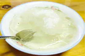 湖南农村传统的冰凉粉做法，水里搓一搓洗一洗，简单又美味